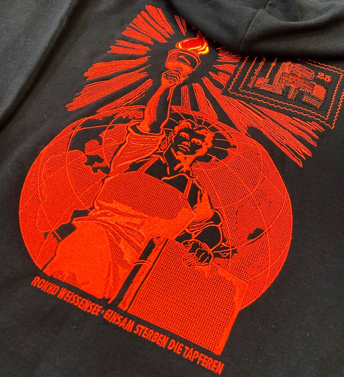 Rokko Weissensee - "Einsam sterben die Tapferen" Stick Hoodie (black/red)